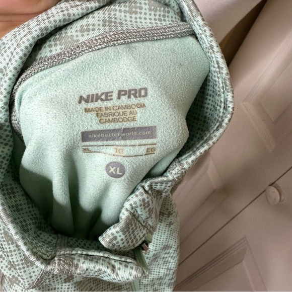 Nike 1/2 Zip Top - Picture 2 of 3